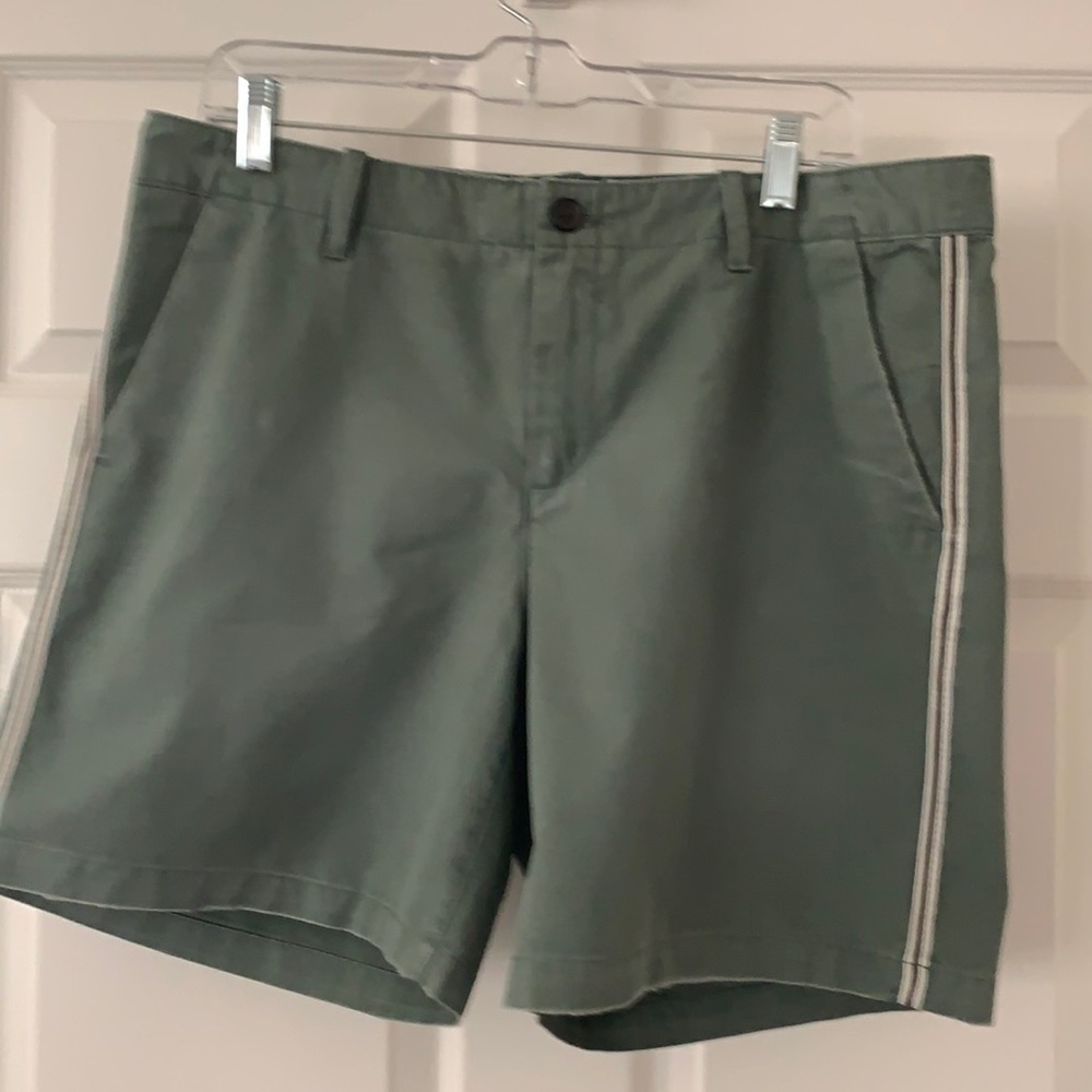 Gap 7 inch olive Green shorts